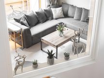 Ikkunat portaikossa luovat avaruutta.