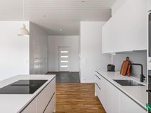 Tämä keittiö on niin estetiikkaa kuin käytännöllisyyttä arvostavalle - Det här köket passar både dig som gillar snygg design och praktiska lösningar