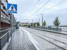 Myös ratikat ja bussit kulkevat alueella tiuhaan.