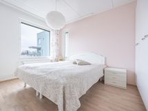Isommassa makuuhuoneessa on kulmaikkuna