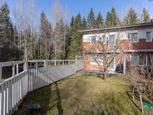 Aurinkoinen takapiha, markiisilla suojaa koko terassin