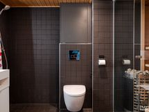 Yläkerran kylpyhuone ja sauna