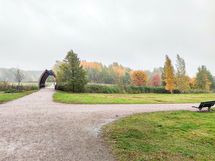 Läheltä löytyy mm. kivoja ulkoilureittejä, ulkokuntosali ja tekonurmikenttä.