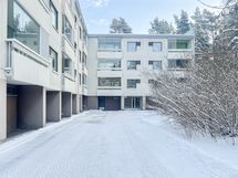 Yhtiöstä löytyy myös pesutupa, kuivaushuone sekä pyörävarasto.