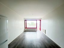 Tervetuloa! Iso ikkuna ja parveke on etelän suuntaan. Olemme kolmannessa kerroksessa.