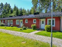 Julkisivu itään päin ja pääsisäänkäynti