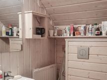 Yläkerran vessassa on uusittu kalusteita, sekä seinien panelointeja.