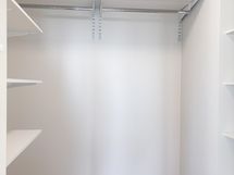 Vaatehuoneessa paljon säilytystilaa