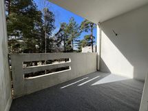parveke, josta näkymä puustoiselle sisäpihalle