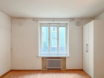 Asunnon ikkunasta on näkymät kaakon suuntaan sisäpihalle.