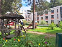 Sisäpihaa, näkymää makuuhuoneen ja keittiön ikkunasta.