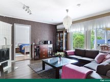 Olohuoneessa on kaunis Kermansaven varaava takka.