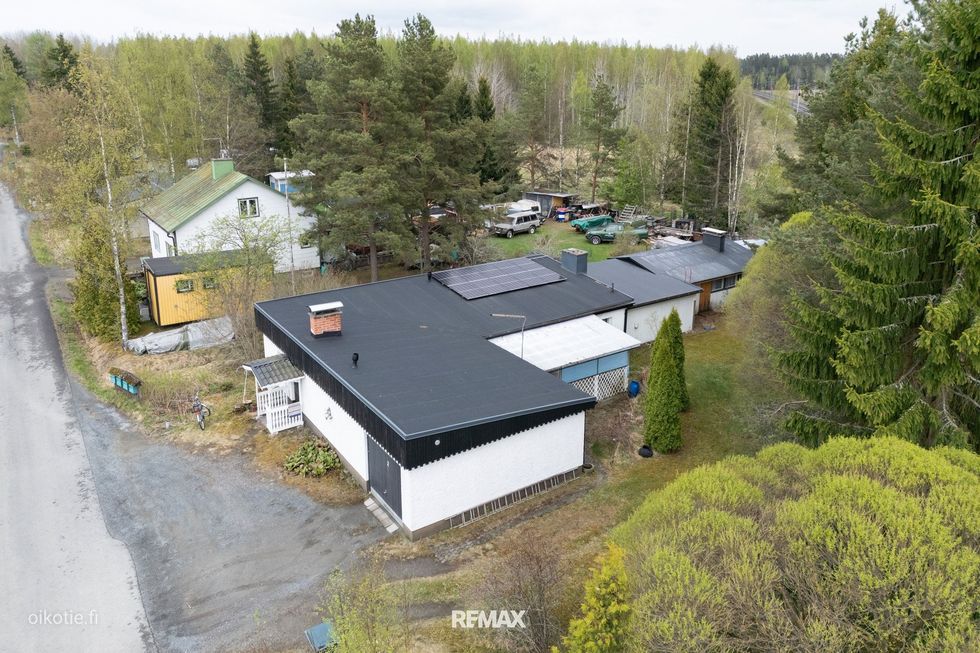 Päättyvän tien viimeinen talo. Rautatie kulkee tämän tontin rajan tuntumassa.