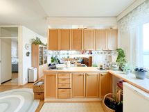 Kodissa on parkettilattiat.