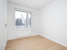 Kummassakin makuuhuoneessa on vaatehuone.