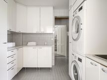 Kodinhoitohuone, josta käynti ulos.