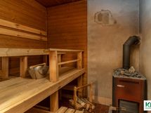 Puulämmitteinen sauna.