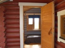 Erillinen huone omalla sisäänkäynnillä