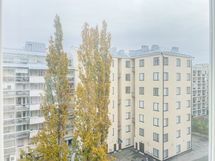 Ikkuna on sisäpihan suuntaan, itään