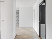 Eteiskäytävästä heti oikealla on erillinen wc, toisena oikealla keittiö.