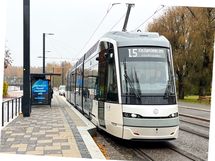 Raitiovaunupysäkki  on Oulunkylän keskustassa alle 10 minuutin kävelymatkan päässä.