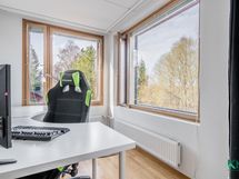 Pienempi makuu-/työhuone yläkerrassa