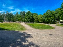 Melkeinpä vieressä, tien päässä, on Säveltäjänpuisto.