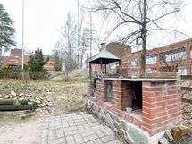 Taloyhtiön pihalla viihtyisä grillipaikka.