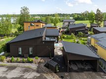 Kahden auton katos sähköauton latausmahdollisuudella.