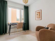 Valokuva ensimmäisen kerroksen vastaavasta kodista, jossa sama pohjaratkaisu.