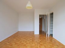 huonetilaa eteisen vaatehuoneen suuntaan