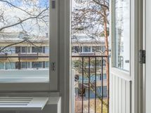 Makuuhuoneesta on käynti parvekkeelle, ja ihailemaan puiden kautta tulevaa vihreyttä.