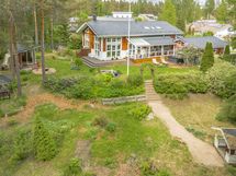 suuri ja suojainen tontti