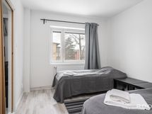 Makuuhuoneesta on näkymät taloyhtiön sisäpihan suuntaan.