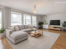 Valoisa olohuone, josta on käynti pihalle