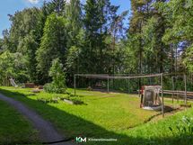 Yhtiön vehreä pihapiiri