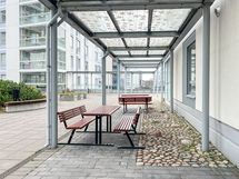 Sisäpihalla oleskelualue.