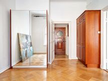 Makuuhuoneessa on kaksi kaapistoa.