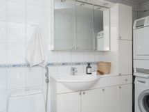 Keskikerroksen erillinen wc/kodinhoitotila