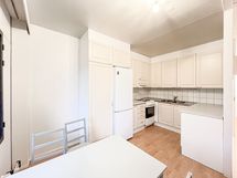 Keittiössä tilaa vaikka isommallekin ruokaryhmälle.