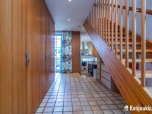 Eteinen, josta kulku yläkertaan.