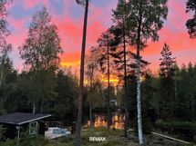 Upeita auringonlaskuja