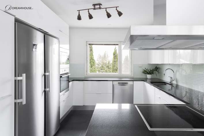 Omakotitalo, 5-6h+k+rt+2x wc+2x kph+s+khh+2x vh+var+piha, 181/242 m², Päiväkumpu, Vantaa