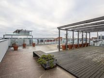 Yleinen terassi, talo eteläpääty. 10.krs. (terassikalusteet säilössä)