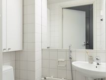 Erillinen laatoitettu wc