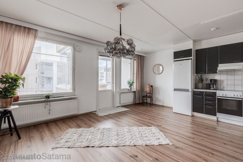 Avokeittiön ruokailutila.