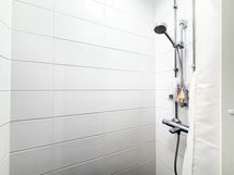 eteisen toisella puolella erillinen suihku