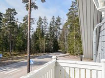 päämakuuhuoneen yhteydessä on parveke metsäisin näkymin