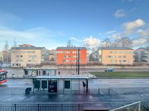 Pitäjänmäki S-market ja Fitness 24/7. Liikenneyhteydet ovat todella hyvät.