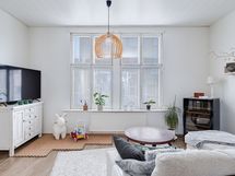 OLohuoneen iso ikkuna kadulle päin/ Det stora fönstret i vardagsrummet mot gatan